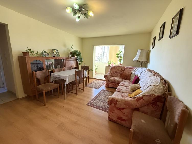 Apartament cu 3 camere semidecomandat, mobilat în Dâmbovița