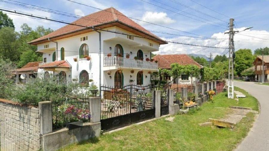 Casă individuală cu 5 camere cu Teren 1380 Mp în Costești