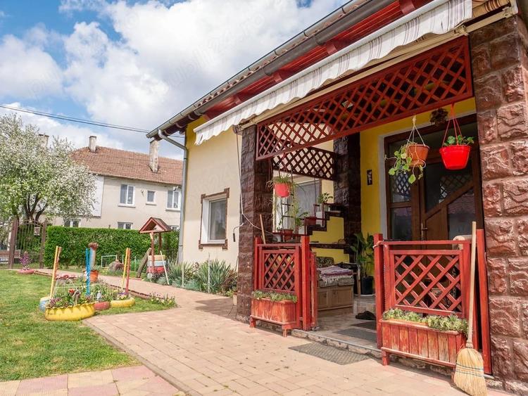 Casă cu 5 camere cu Teren 1450 Mp în Central