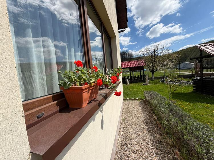 Casă individuală cu 7 camere cu Teren 1076 Mp în Florești
