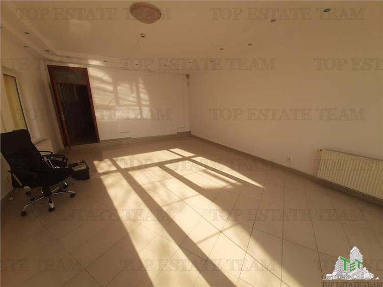 Casă individuală cu 9 camere cu Teren 365 Mp în Tineretului