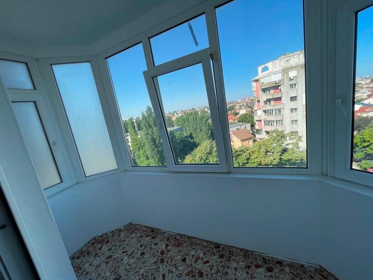 Apartament cu 3 camere decomandat în Trocadero