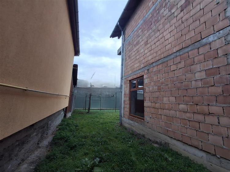 Casă individuală cu 5 camere cu Teren 380 Mp în Central