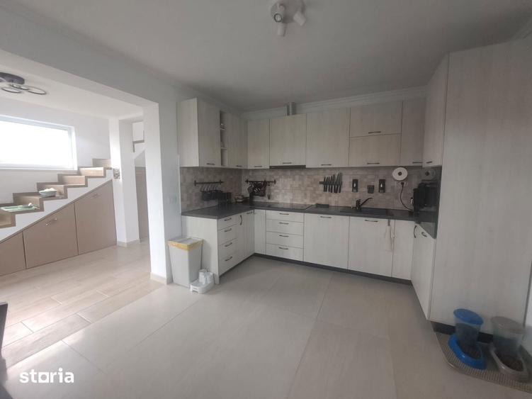 Casă cu 4 camere cu Teren 433 Mp în Sânmihaiu Român