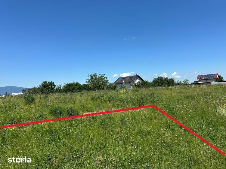 Teren de 700 mp, în Tractorul