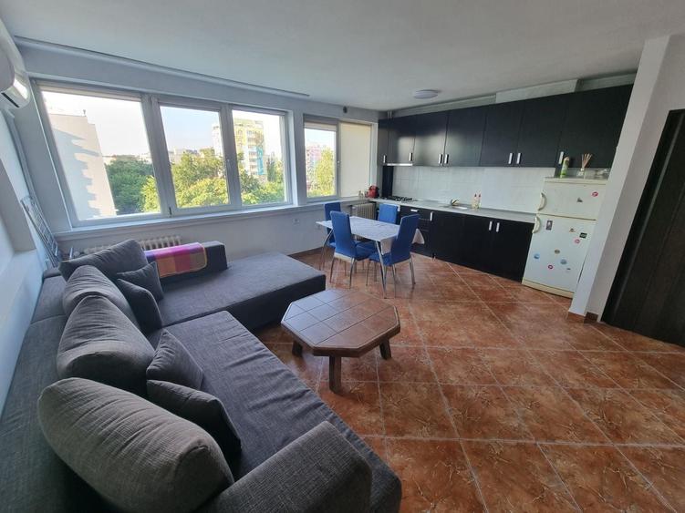 Apartament cu 3 camere semidecomandat în Cantemir