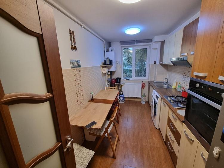 Apartament cu 4 camere semidecomandat, mobilat în Tomis Nord