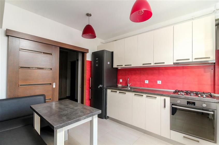 Apartament cu 3 camere semidecomandat, mobilat în Andrei Mureșanu