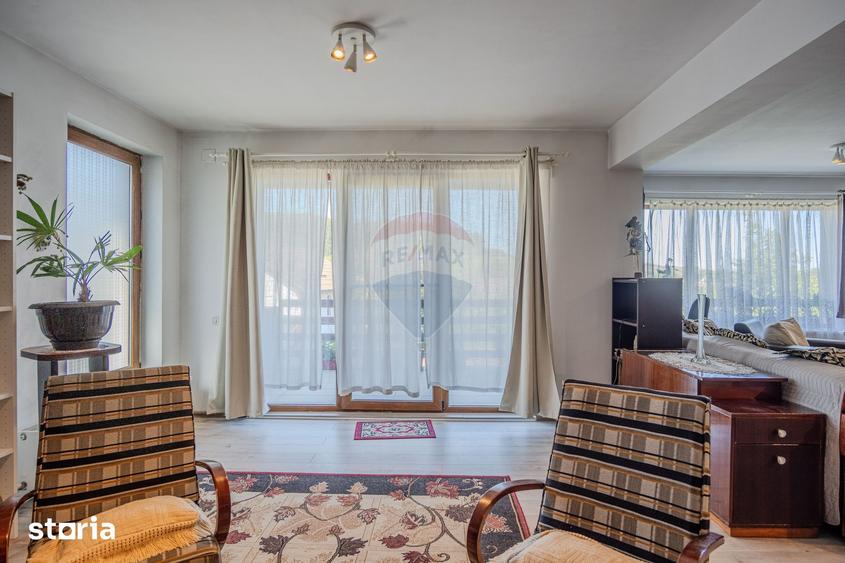 Casă cu 8 camere cu Teren 953 Mp în Vulcan