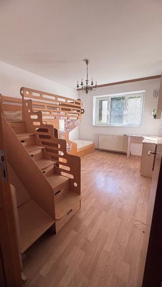 Apartament cu 4 camere semidecomandat în Drumul Taberei