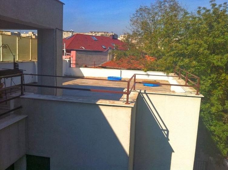 Casă individuală cu 5 camere cu Canalizare în Crângași