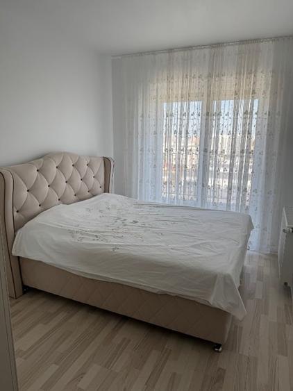 Apartament cu 3 camere semidecomandat, mobilat în Titan