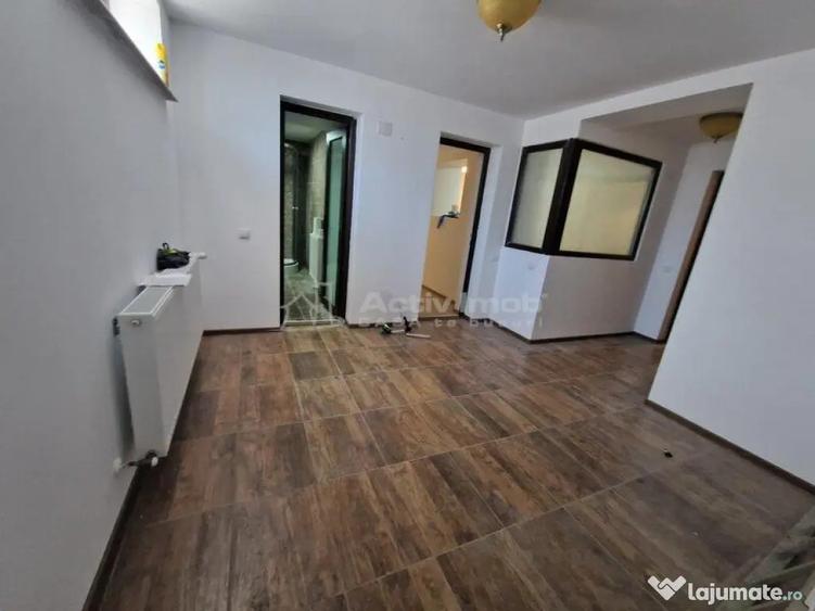 Casă cu 12 camere cu Teren 1000 Mp în Români