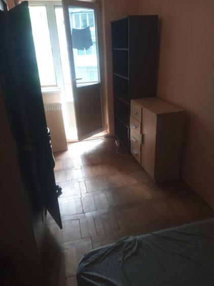 Apartament cu 4 camere semidecomandat în Dâmbovița