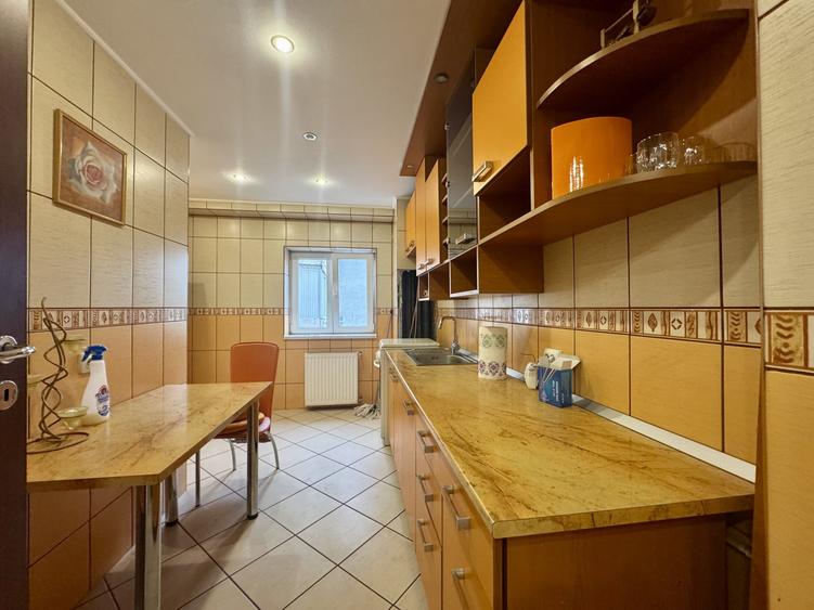 Apartament cu 3 camere decomandat în Decebal