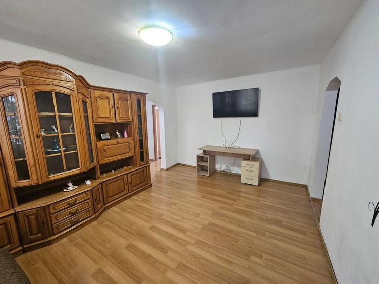 Apartament cu 3 camere semidecomandat în Negru Vodă