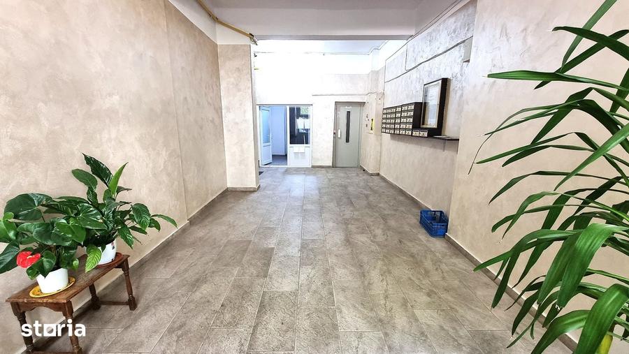 Apartament cu 3 camere decomandat în Nicolina