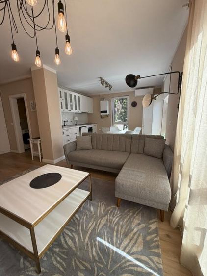 Apartament cu 3 camere semidecomandat, mobilat în Orașul Vechi