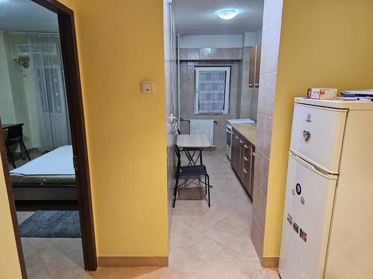 Garsonieră decomandată, mobilată în Vitan