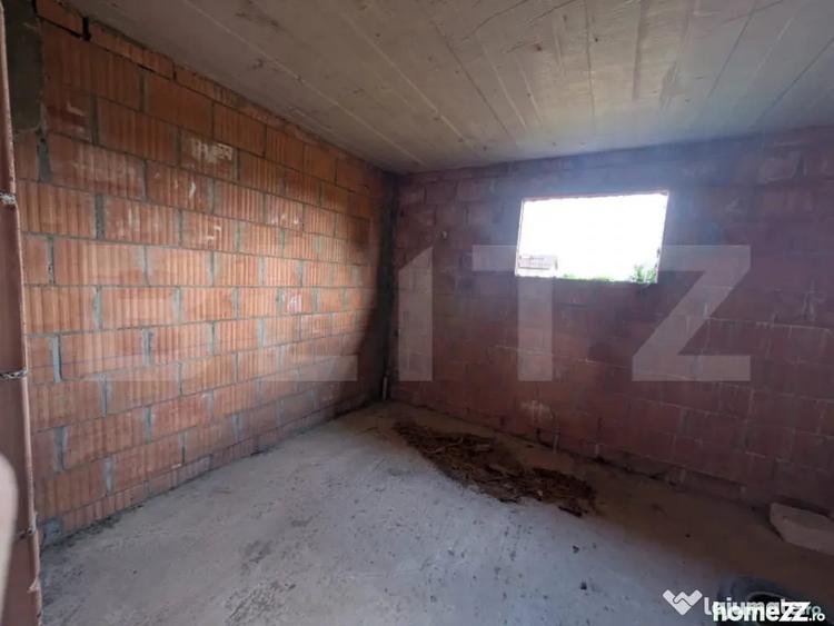 Casă cu 7 camere cu Teren 7500 Mp în Central