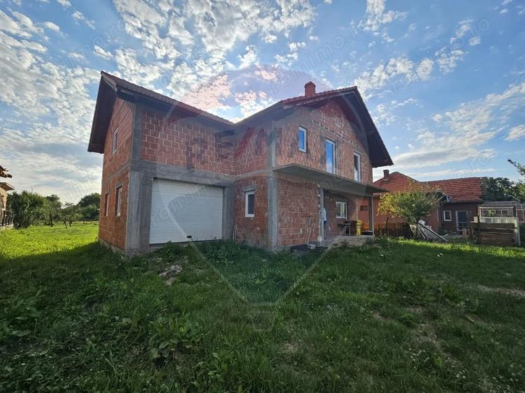 Casă cu Teren 1439 Mp în Darova