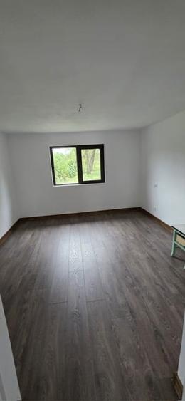 Casă cu 5 camere cu Garaj în Văleni-Dâmbovița