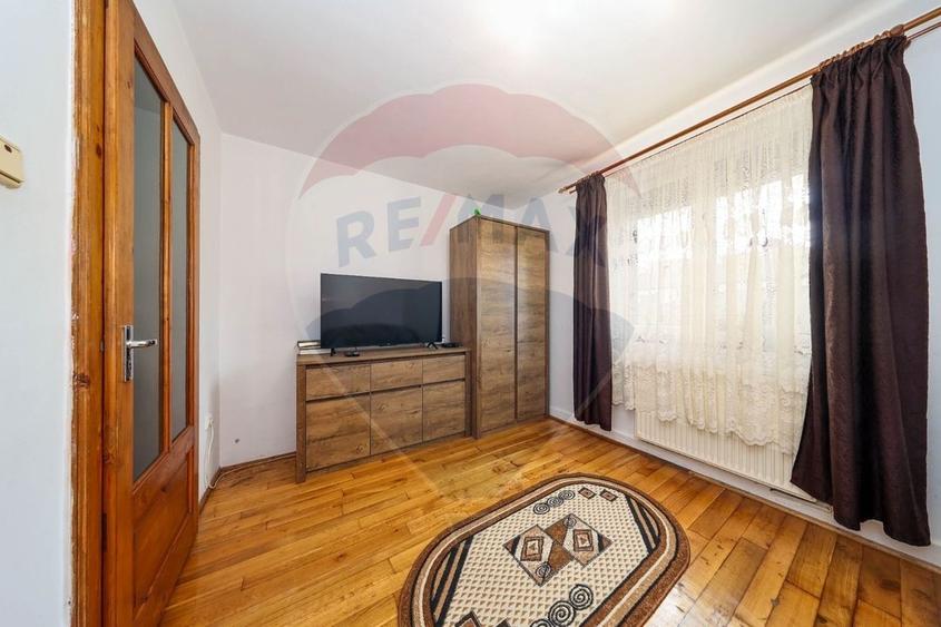 Casă individuală cu 8 camere cu Teren 720 Mp în Central