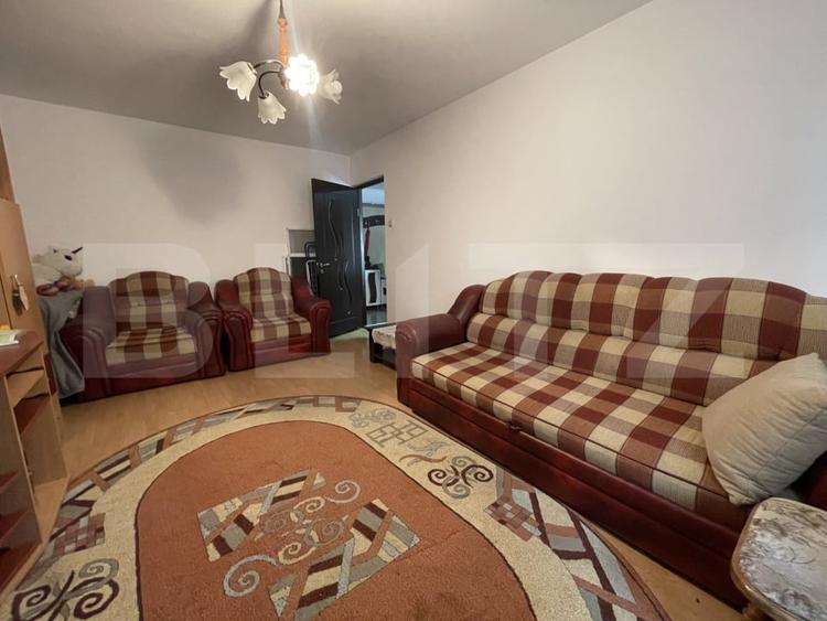 Apartament cu 3 camere decomandat, mobilat în Sud