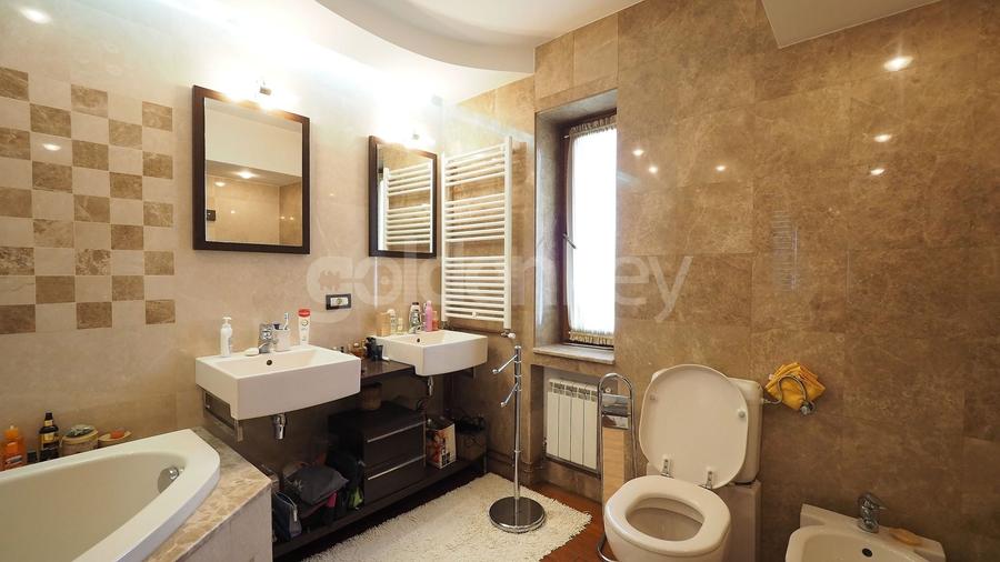 Vila cu 9 camere, 5 bai | D+P+1+M | 416mp teren - 12