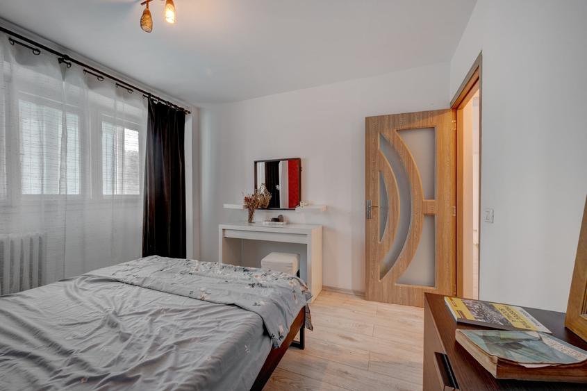 Apartament cu 3 camere semidecomandat în Rahova