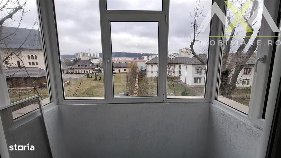 Apartament cu 3 camere semidecomandat în Alexandru cel Bun
