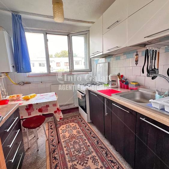 Apartament cu 3 camere semidecomandat în Siret