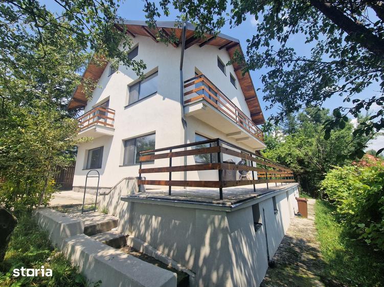 Casă cu 5 camere cu Teren 700 Mp în Ghioșești