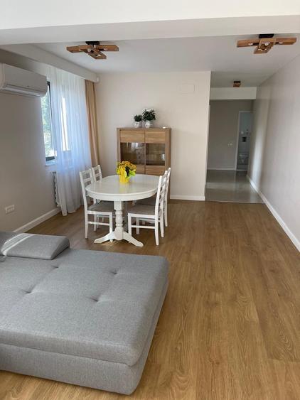 Apartament cu 3 camere decomandat în Palazu Mare
