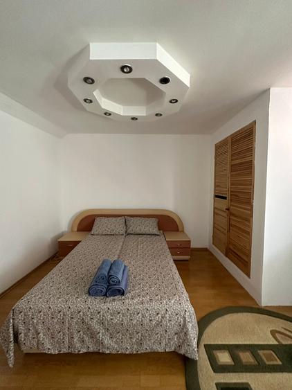 Apartament cu 3 camere decomandat, mobilat în Schei