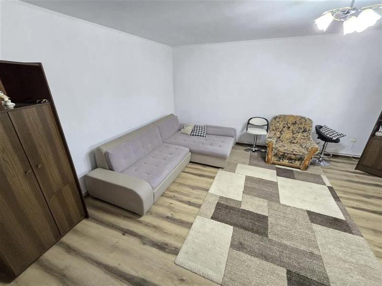 Apartament cu 5 camere decomandat, mobilat în Cug