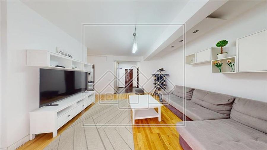 Apartament cu 3 camere semidecomandat în Turnișor