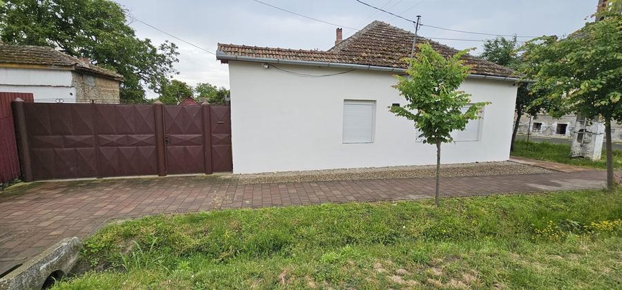 Casă cu 4 camere în Sânnicolau Mare