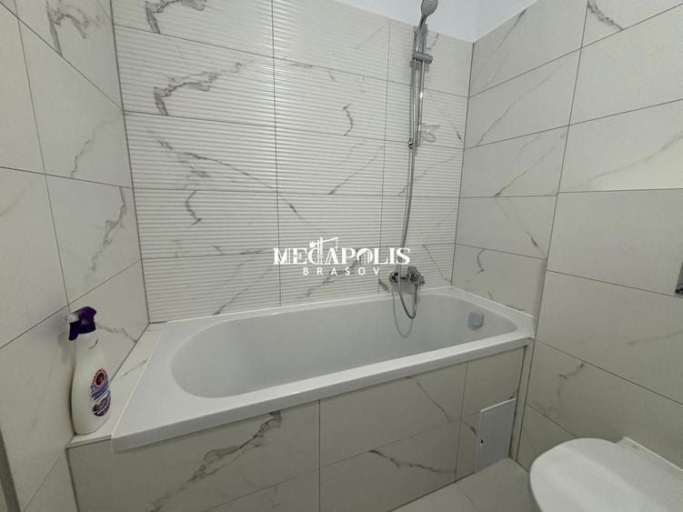 Apartament cu 3 camere decomandat în Tractorul