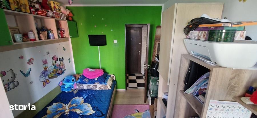 Apartament cu 3 camere în Craiovița Nouă