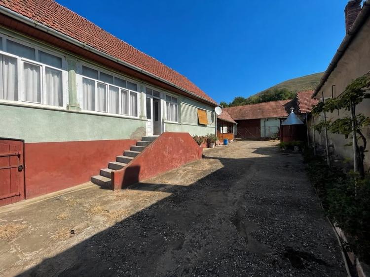Casă individuală cu 4 camere cu Canalizare în Bucerdea Vinoasă