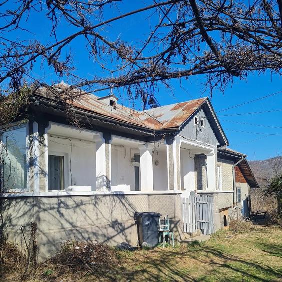 Casă cu 2 camere cu Teren 1200 Mp în Izvoarele