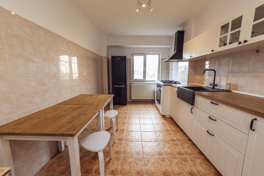 Apartament cu 3 camere decomandat, mobilat în Văcăresti