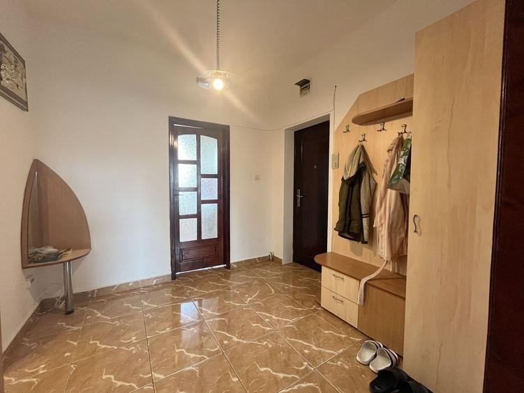 Apartament cu 3 camere decomandat, mobilat în Central