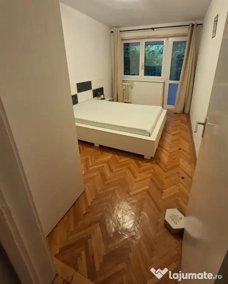Apartament cu 3 camere semidecomandat în Timișoara