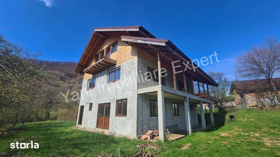 Casă cu 6 camere cu Teren 1175 Mp în Corbi