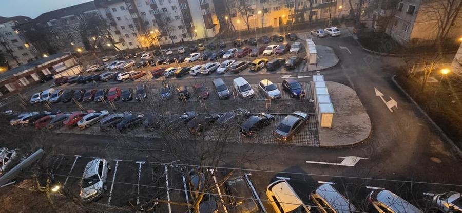 Apartament cu 3 camere semidecomandat, mobilat în Aradului