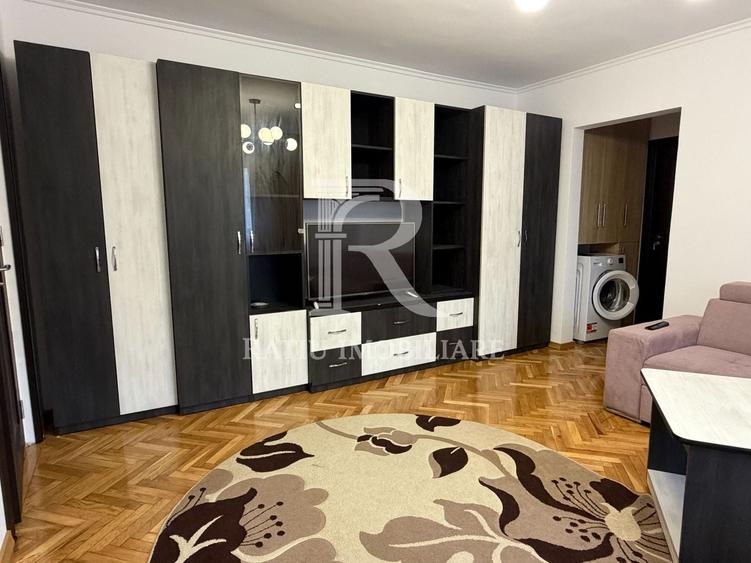 Apartament cu 3 camere semidecomandat, mobilat în Nufărul