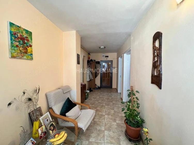 Apartament cu 3 camere decomandat în Far