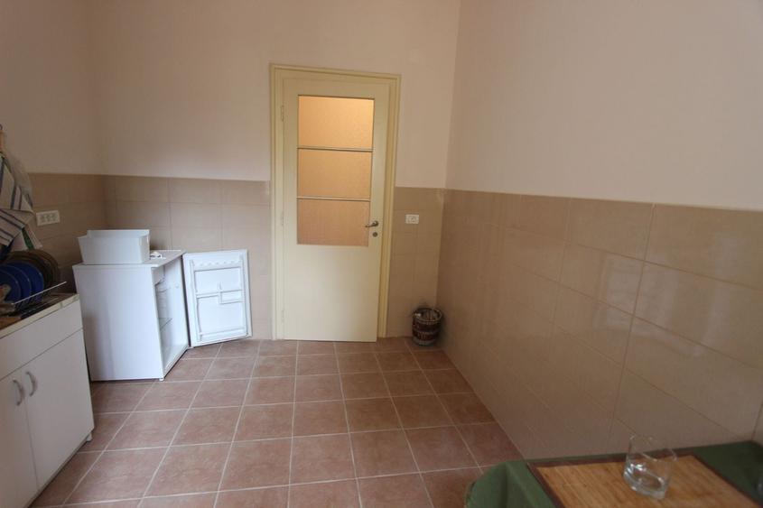 Apartament cu 3 camere semidecomandat, mobilat în Central